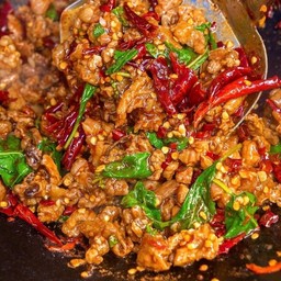 [อร่อยซ่ากับโค้ก] ข้าวกระเพราหมูสับพริกแห้ง +  โค้ก ออริจินัล (ขวด) 