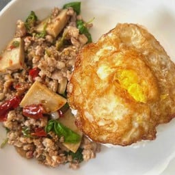 ข้าวกะเพราหมูสับหมูยอ + ไข่ดาว