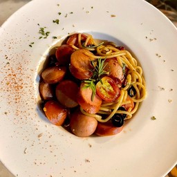 สปาเกตตี้พริกแห้งไส้กรอก