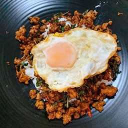 กะเพราเนื้อสับ+ไข่ดาว