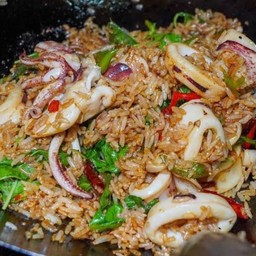 กะเพราปลาหมึกคลุกข้าว