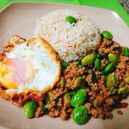 กะเพราพริกแห้งหมูสับสะตอ ราดข้าว