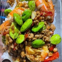 ผัดสะตอกุ้งหมูสับ ราดข้าว