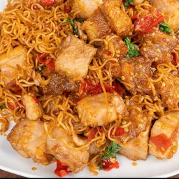 มาม่าผัดกระเพราหมูกรอบ