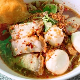 วีระ หมูแดงหมูกรอบ บะหมี่เกี๊ยว ต้มยำ