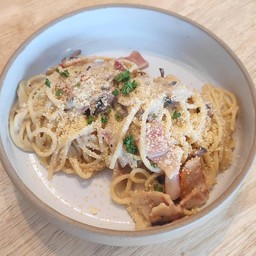 P8 พาสต้าซอสคาโบนาร่า (แฮม/เบคอน) Pasta with Carbonara Sauce (Ham/Bacon)