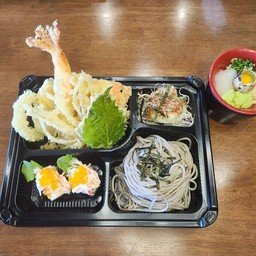 โซบะกุ้งเทมปุระ ซูชิสลัด