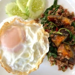 ข้าวกะเพราไข่เยี่ยวม้า + ไข่ดาว