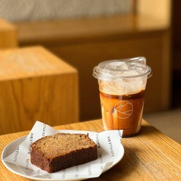 Morning call promotion (8:00-12:00) Iced latte & Banana bread