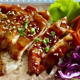 ข้าวหน้าอกไก่ทอดราดซอส