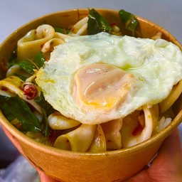 ข้าวกะเพาปลาหมึกไข่ดาว