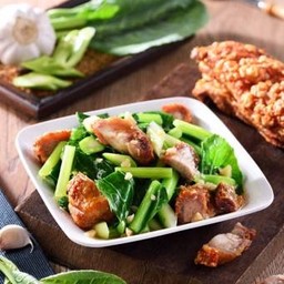 ข้าวราดคะน้าหมูกรอบ
