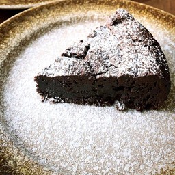 FLOURLESS CHOCOLATE CAKE