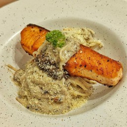 P4 พาสต้าซอสครีมเห็ดทรัฟเฟิลแซลมอน Pasta with Truffle Mushroom Cream Sauce and Salmon