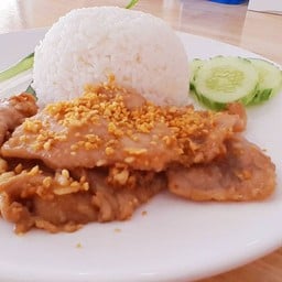 ข้าวหมูชิ้นกระเทียม