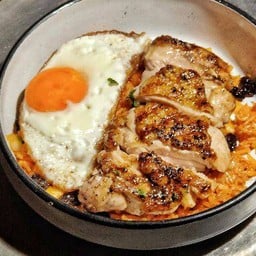 ข้าวผัดซอสมะเขือเทศ สเต๊กไก่ย่างและไข่ดาวTomato fried rice