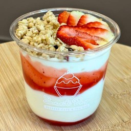 โยเกิร์ต สตอเบอรี่ กราโนล่า