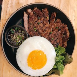 RE9 ข้าวสเต็กสันคอหมูย่างซอสแจ่วและไข่ดาว