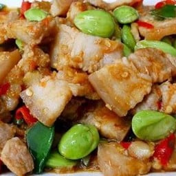 ผัดสะตอหมูสามชั้น ราดข้าว