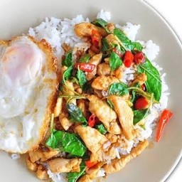 ข้าวกะเพราไก่ชิ้น ไข่ดาว