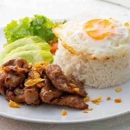 ข้าวหมูทอดกระเทียม