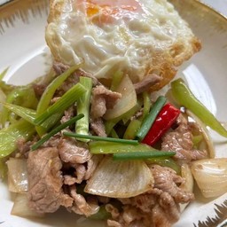 ผัดพริกหยวกหมูราดข้าว+ไข่ดาว
