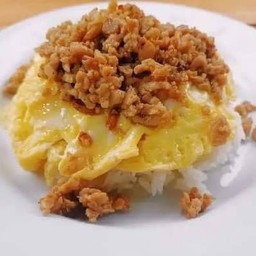 ข้าวไข่ข้นหมูกระเทียม