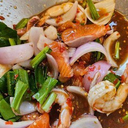 ยำแซลมอนกุ้งสุก