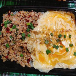 ข้าวหมูสับผัดกระเทียมพริกแห้ง+ไข่ข้น