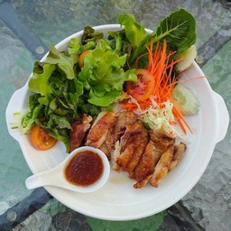 สลัดสะโพกไก่ย่าง ( ไก่ 120 กรัม)