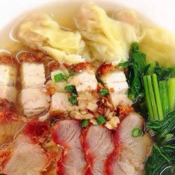 บะหมี่เกี๊ยวหมู+เกี๊ยวกุ้ง+หมูแดง+กมูกรอบ