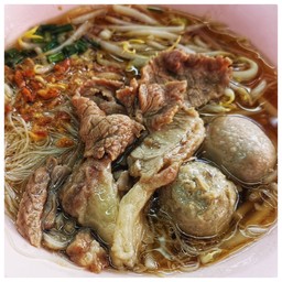 เส้นหมี่น้ำ ลูกชิ้น เนื้อสด เนื้อเปื่อย