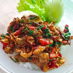 กะเพราพริกแห้งกับข้าว