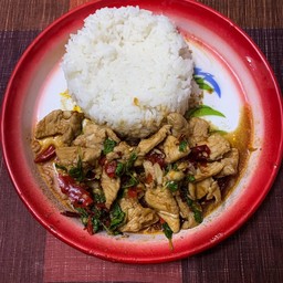 ข้าวกะเพราหมูชิ้น