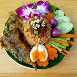 กมลวรรณ ข้าวคลุกน้ำพริก หน้าบิวตี้มาเนีย วงเวียนช้าง