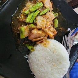 ข้าวผัดพริกแกงถั่วฝักยาว