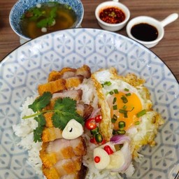 ข้าวหน้าหมูกรอบรัษฎา+ไข่ดาวขอบกรอบ