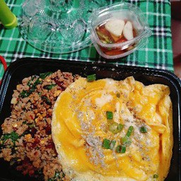 ข้าวกะเพราโบราณพริกแห้ง+ไข่ข้น