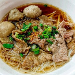 เส้นหมี่น้ำ ลูกชิ้น เนื้อสด (พิเศษ)
