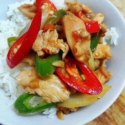 ไก่ผัดพริกเผาราดข้าว
