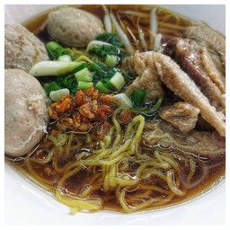 บะหมี่น้ำ ลูกชิ้น เนื้อเปื่อย (พิเศษ)