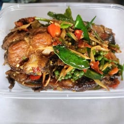 ปลาดุกทอดกรอบผัดฉ่า