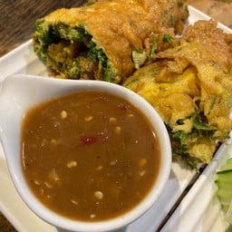 ไข่เจียวชะอม+น้ำพริกกะปิ+ ชุดผัก