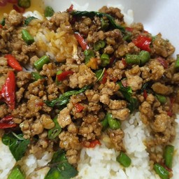 กระเพราหมูสับราดข้าว