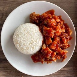 ข้าวไก่กรอบซอสสไปซี่