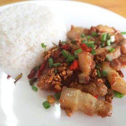 หมูกรอบผัดพริกเกลือราดข้าว