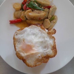 ข้าวกระเพราลูกชิ้นรวม(ฟรีไข่ดาว)