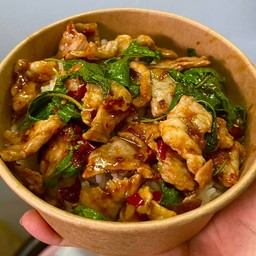 กะเพาหมูชิ้นราดข้าว