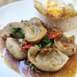 ข้าวกระเพราเกี๊ยวปลา(ฟรีไข่ดาว)
