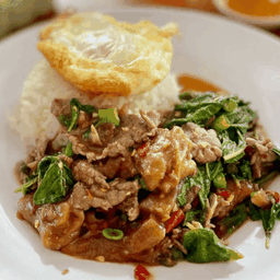 กะเพราะเนื้อโคขุน (ราดข้าว+ไข่ดาว)